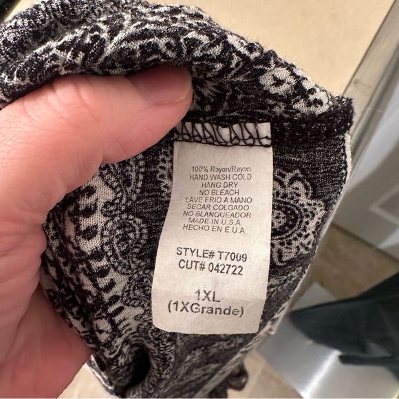 Chic Soul long sleeve top. Size 1X long sleeve top. Black and white top. - Picture 7 of 8